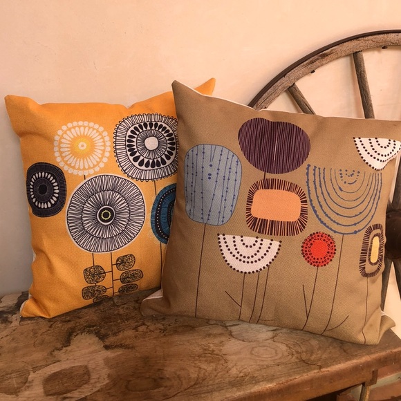 DECORATIVE THROW PILLOW SET (Includes 2) Cute Abstract Floral Design 15”x15” NEW - Picture 2 of 10